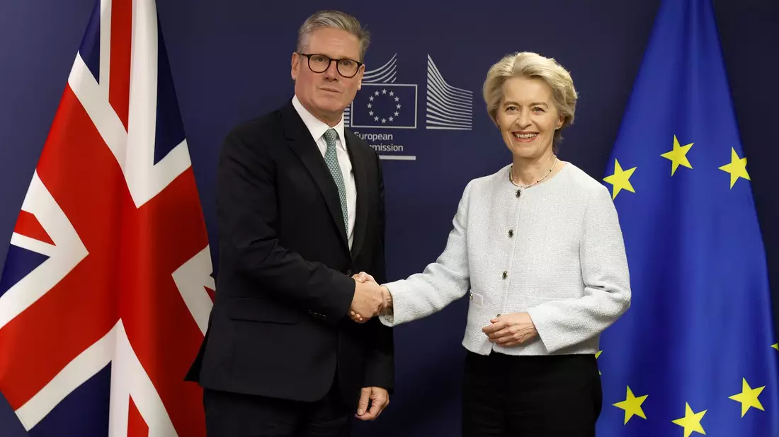 Seit dem Amtsantritt des sozialdemokratischen Premierministers Keir Starmer im Juli hat sich der Ton zwischen Brüssel und London deutlich verbessert. (Archivbild) - Bild: Omar Havana/AP/dpa