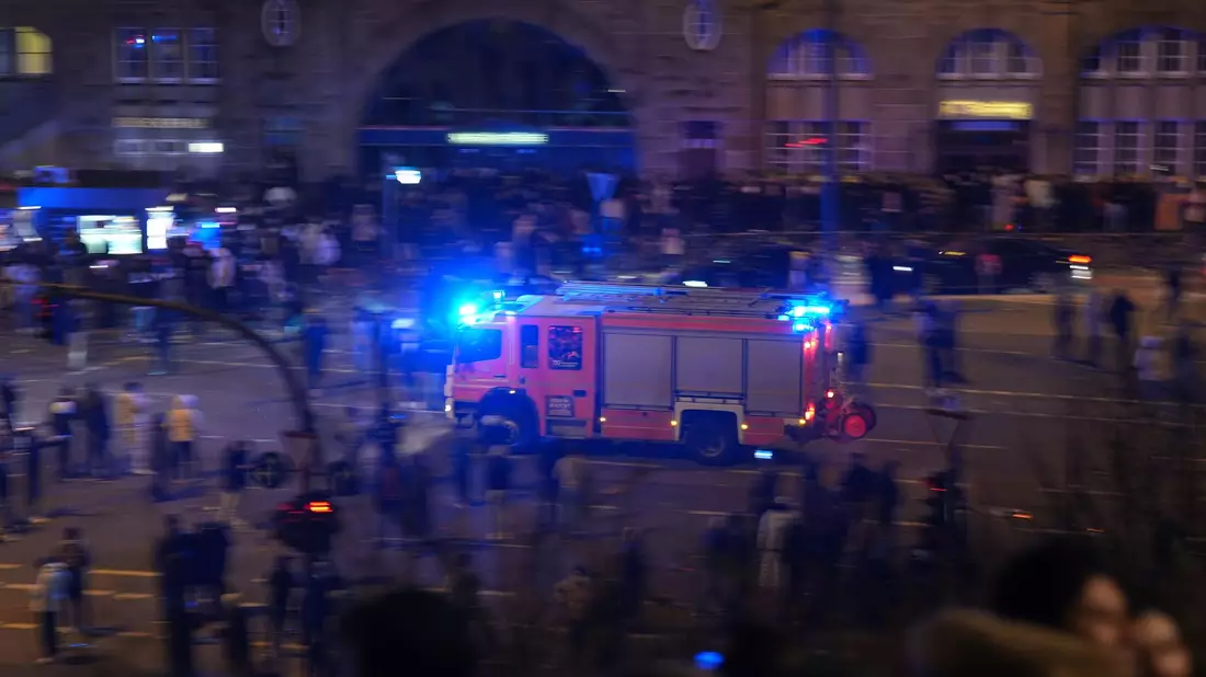 In Hamburg gab es in der Silvesternacht einige Notfälle - unter anderem einen tödlichen Unfall. (Foto aktuell) - Bild: Marcus Brandt/dpa