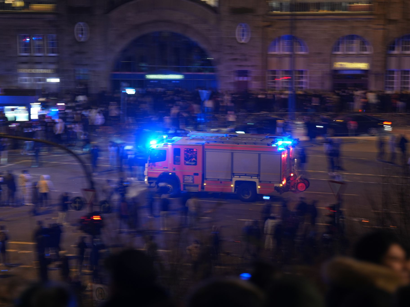 In Hamburg gab es in der Silvesternacht einige Notfälle - unter anderem einen tödlichen Unfall. (Foto aktuell) - Foto: Marcus Brandt/dpa