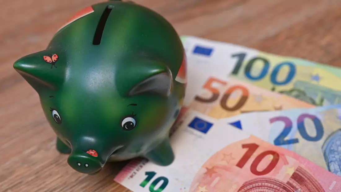 Deutsche legen viel Geld auf die hohe Kante (Symbolbild) - Bild: Patrick Pleul/dpa-Zentralbild/dpa