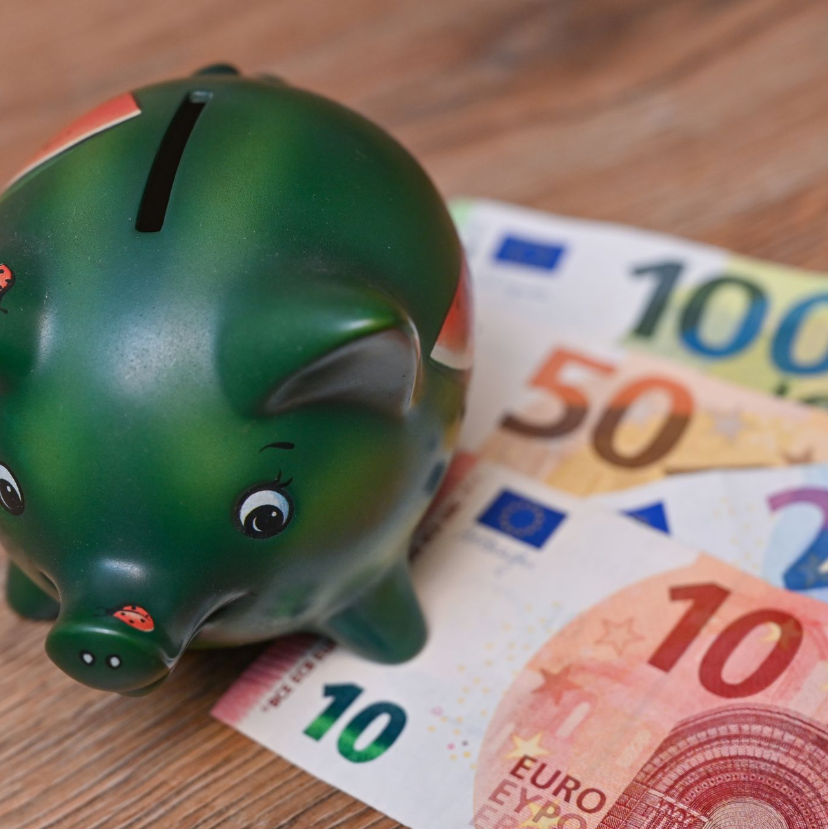 Deutsche legen viel Geld auf die hohe Kante (Symbolbild) - Foto: Patrick Pleul/dpa-Zentralbild/dpa