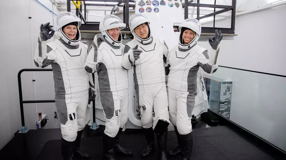 Rabea Rogge (l) mit Eric Philips, Chun Wang sowie Jannicke Mikkelsen.  - Bild: SpaceX/dpa