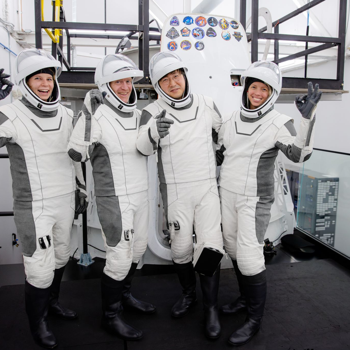 Rabea Rogge (l) mit Eric Philips, Chun Wang sowie Jannicke Mikkelsen.  - Foto: SpaceX/dpa