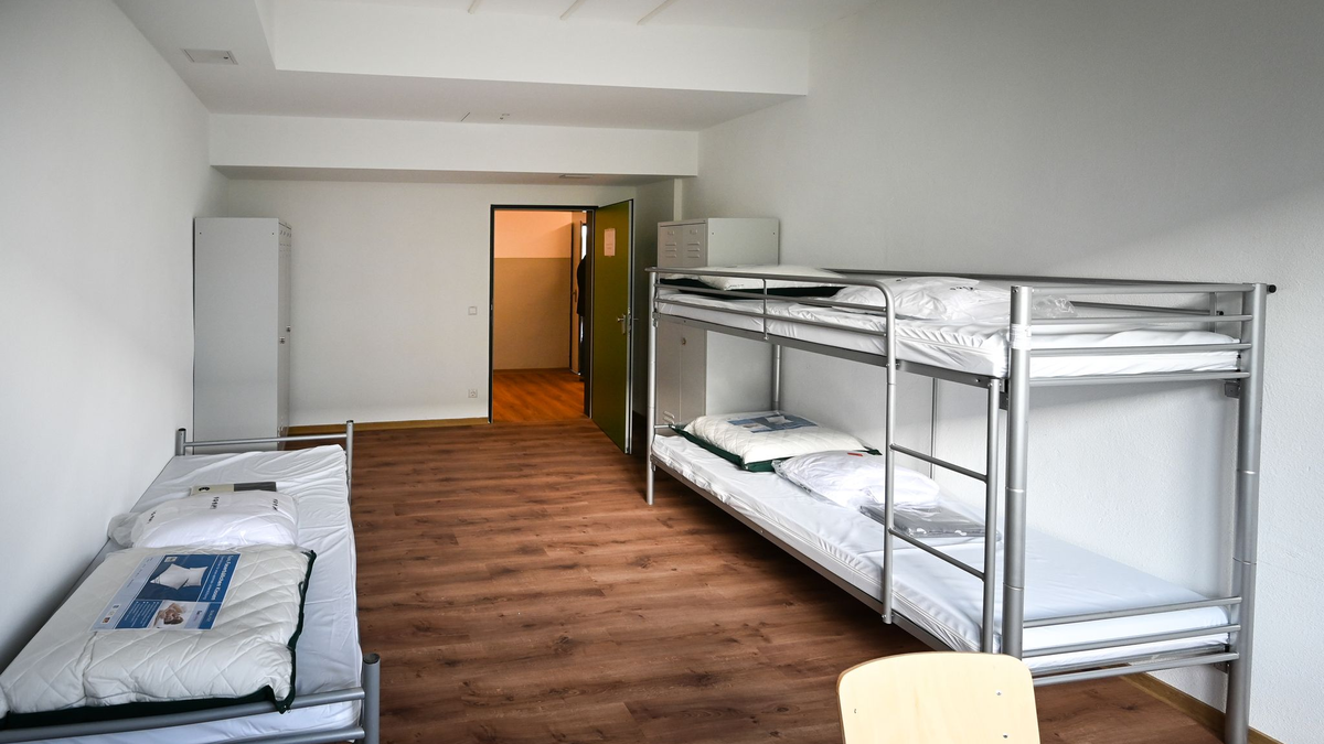 Viele Betten in den Erstaufnahmen der Länder stehen derzeit leer. (Archivbild) - Foto: Heiko Rebsch/dpa