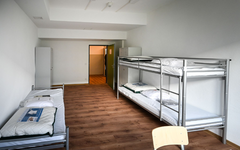 Viele Betten in den Erstaufnahmen der Länder stehen derzeit leer. (Archivbild) - Foto: Heiko Rebsch/dpa Viele Betten in den Erstaufnahmen der Länder stehen derzeit leer. (Archivbild) - Foto: Heiko Rebsch/dpa