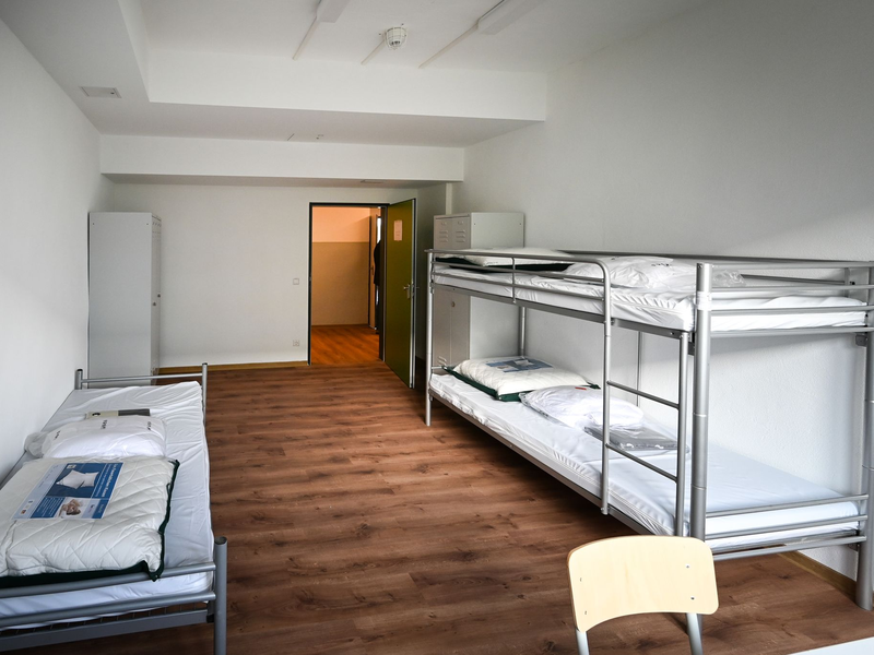 Viele Betten in den Erstaufnahmen der Länder stehen derzeit leer. (Archivbild) - Foto: Heiko Rebsch/dpa