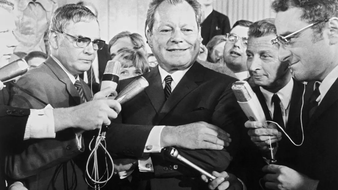 Willy Brandt stellte 1969 in seiner ersten Regierungserklärung die Absenkung des Volljährigkeitsalters in Aussicht. (Archivbild) - Bild: dpa