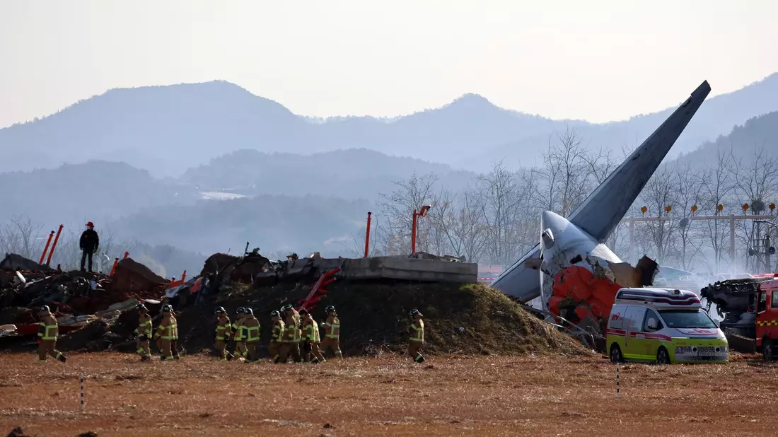 Experten sehen die mit Erde aufgeschüttete Mauer am Ende als Grund für das katastrophale Ausmaß des Unglücks.  - Bild: YONHAP/dpa