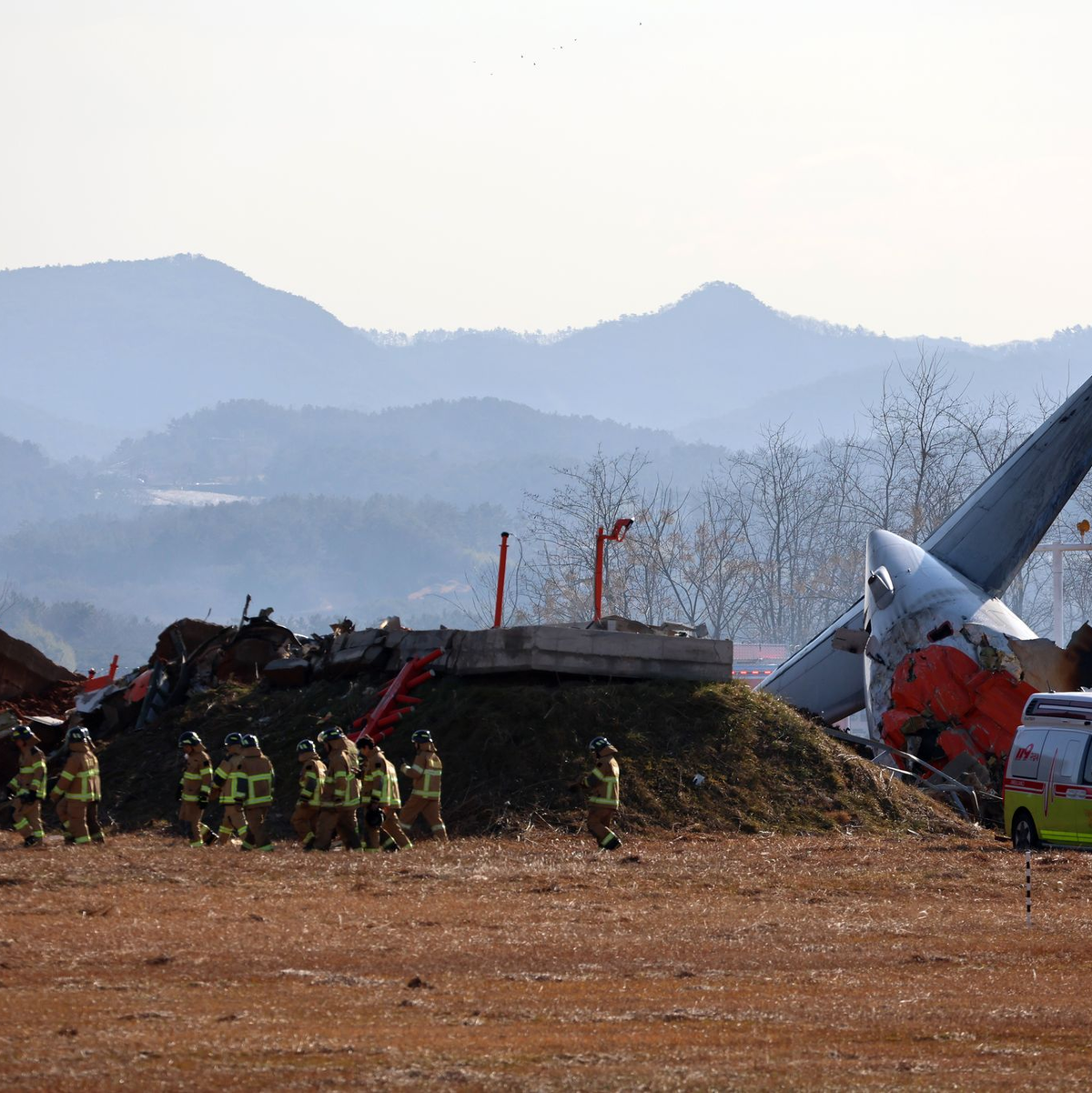 Experten sehen die mit Erde aufgeschüttete Mauer am Ende als Grund für das katastrophale Ausmaß des Unglücks.  - Foto: YONHAP/dpa