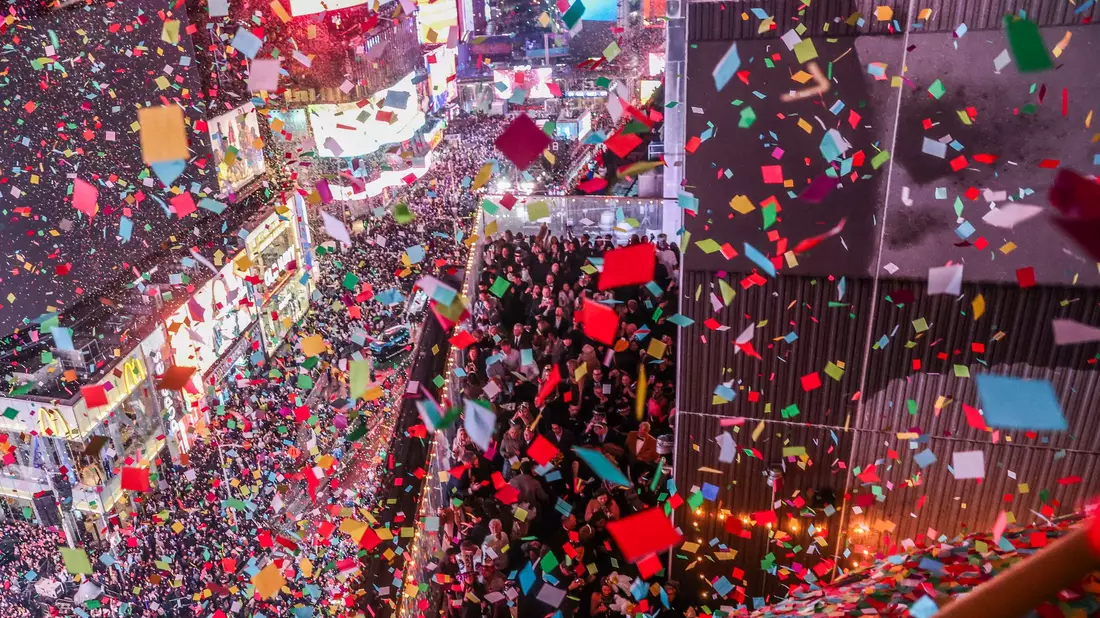 Ein Meer aus Konfetti auf dem Times Square. - Bild: Heather Khalifa/AP/dpa