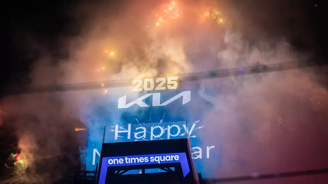 Um Mitternacht richten sich die Blicke auf das Times-Hochhaus. - Bild: Stefan Jeremiah/AP/dpa
