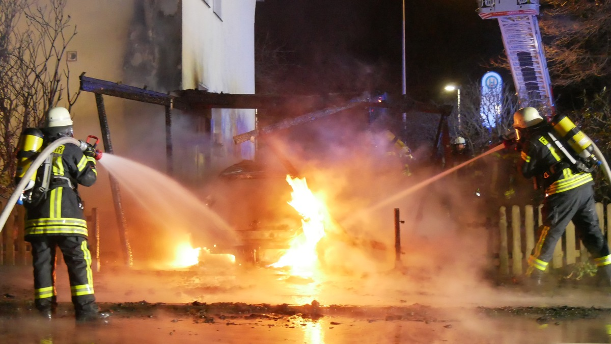 FW Celle: 13 Einsätze in den ersten Stunden des neuen Jahres / Carport und PKW brennen in Vollbrand - Feuer greift auf Gebäude über - Foto: presseportal.de