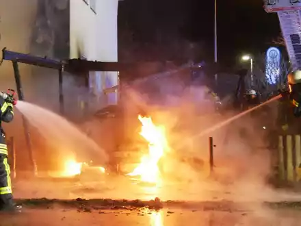FW Celle: 13 Einsätze in den ersten Stunden des neuen Jahres / Carport und PKW brennen in Vollbrand - Feuer greift auf Gebäude über - Foto: presseportal.de