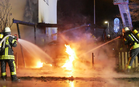 FW Celle: 13 Einsätze in den ersten Stunden des neuen Jahres / Carport und PKW brennen in Vollbrand - Feuer greift auf Gebäude über - Foto: presseportal.de
