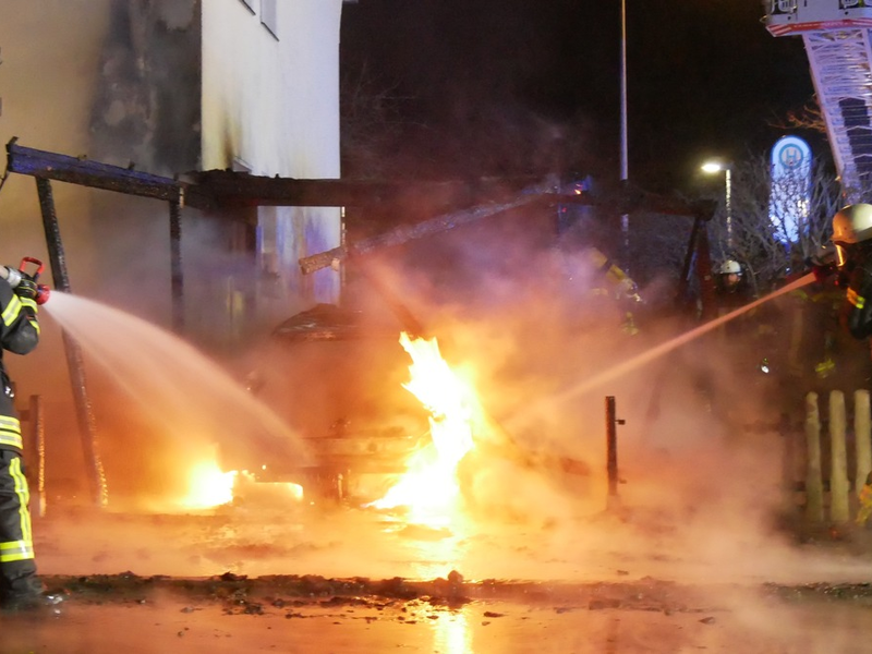 FW Celle: 13 Einsätze in den ersten Stunden des neuen Jahres / Carport und PKW brennen in Vollbrand - Feuer greift auf Gebäude über - Foto: presseportal.de