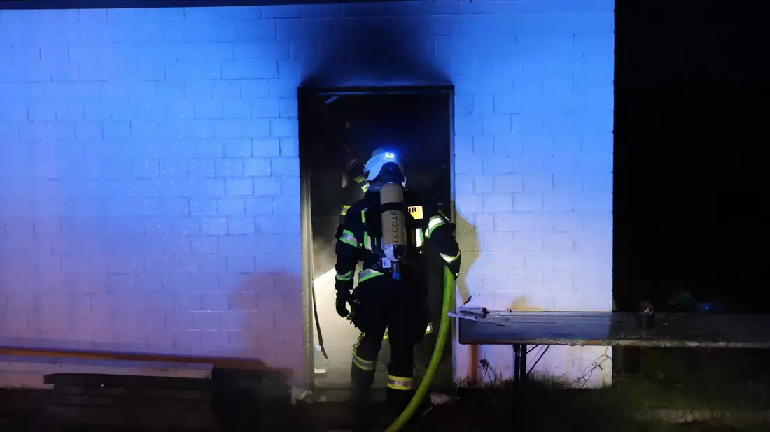 FW Hambühren: Einsatzreicher Neujahrsmorgen für Hambührener Feuerwehren / Garagenbrand schnell unter Kontrolle - Bild: presseportal.de