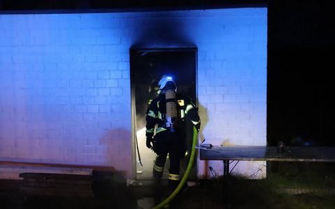 FW Hambühren: Einsatzreicher Neujahrsmorgen für Hambührener Feuerwehren / Garagenbrand schnell unter Kontrolle - Foto: presseportal.de