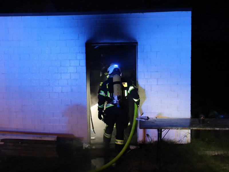 FW Hambühren: Einsatzreicher Neujahrsmorgen für Hambührener Feuerwehren / Garagenbrand schnell unter Kontrolle - Foto: presseportal.de