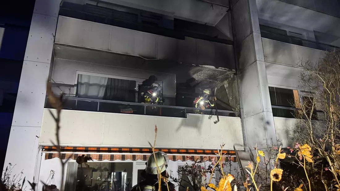 FW Norderstedt: Silvesterbilanz der Feuerwehr Norderstedt: 22 Einsätze - Balkonbrand in der Mittelstraße droht auf Wohnung überzugreifen - Bild: presseportal.de