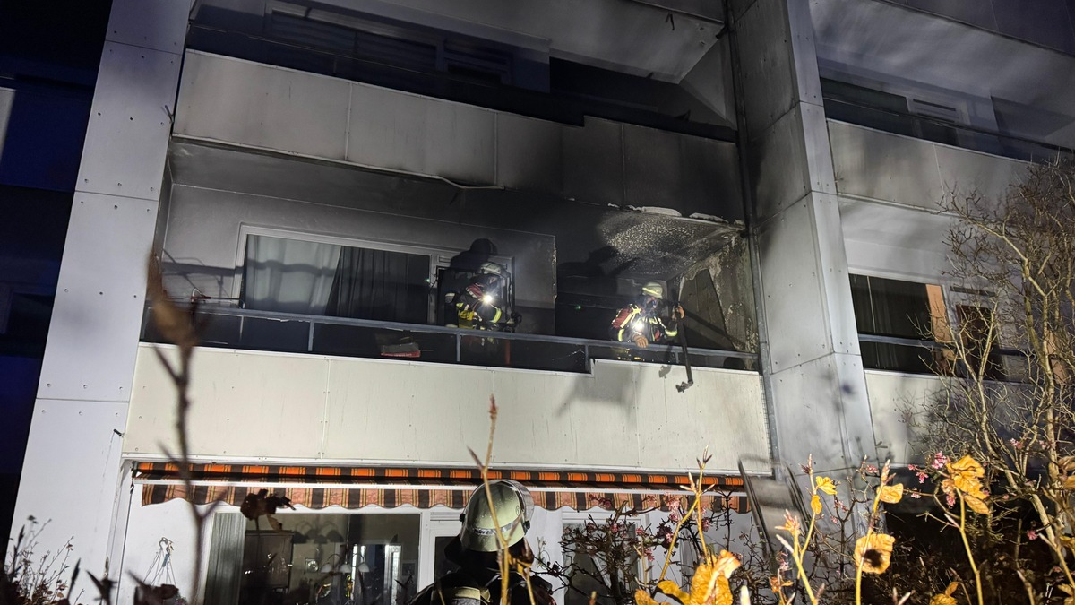 FW Norderstedt: Silvesterbilanz der Feuerwehr Norderstedt: 22 Einsätze - Balkonbrand in der Mittelstraße droht auf Wohnung überzugreifen - Foto: presseportal.de