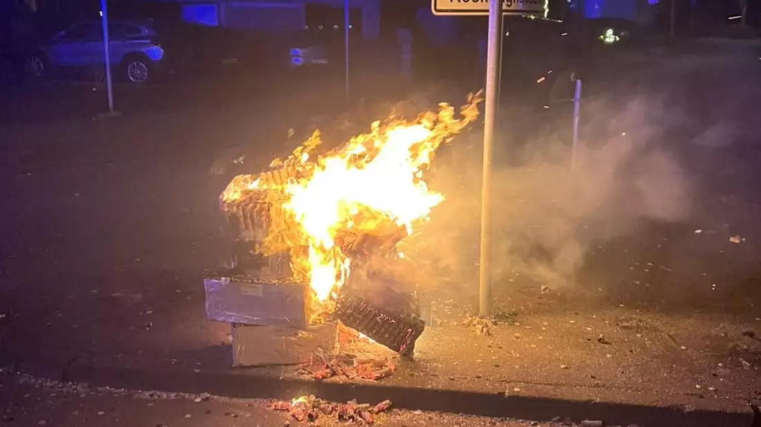 FW-RE: Silvesterbilanz zum Jahreswechsel 2024/2025: Kleinbrände nach dem Jahreswechsel, keine größeren Brandereignisse, Rettungsdienst im Dauereinsatz - Bild: presseportal.de