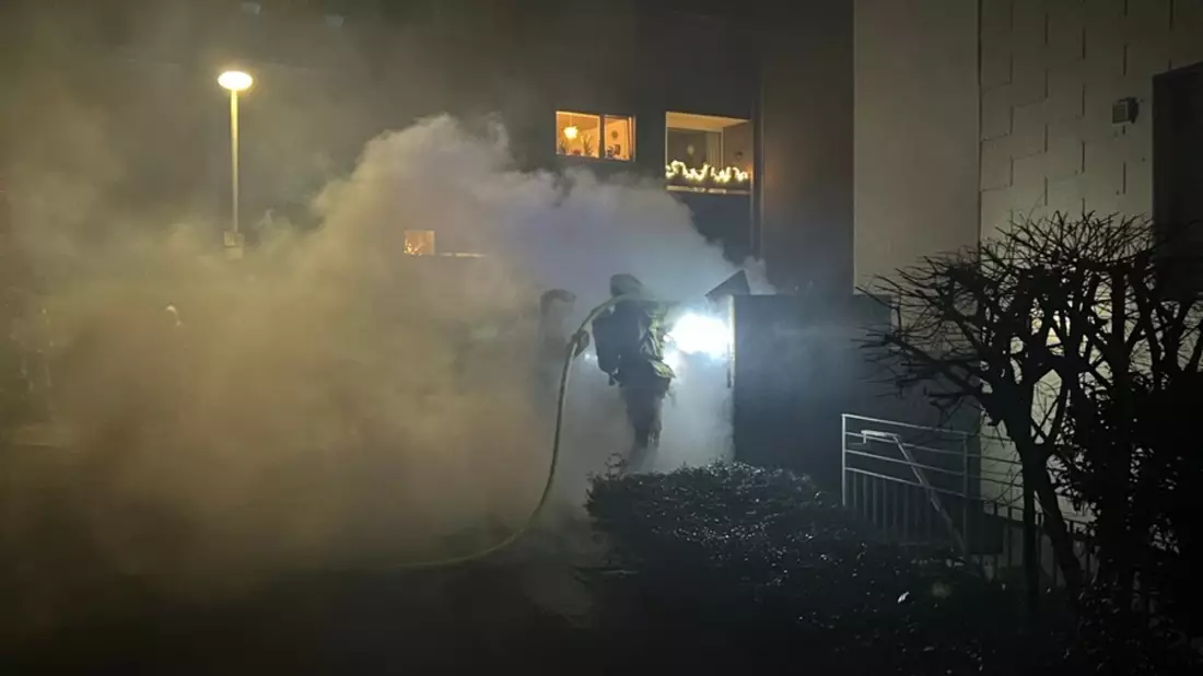 FW-MK: Nächtlicher Brand an einem Gebäude am Sonnenweg - Bild: presseportal.de