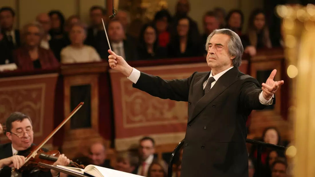 Muti dirigierte das Traditionskonzert zum siebten und letzten Mal. (Bild: Archiv) - Bild: Dieter Nagl/WIENER PHILHARMONIKER/dpa