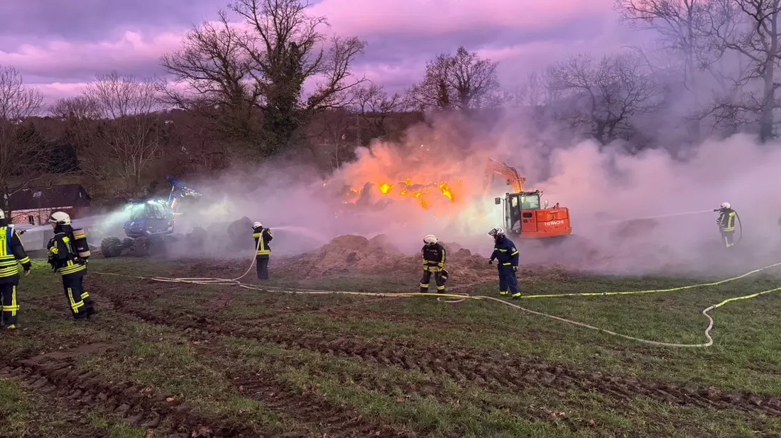 FW-EN: Über 100 Strohballen in Flammen - unruhiger Jahreswechsel für die Hattinger Feuerwehr - Bild: presseportal.de