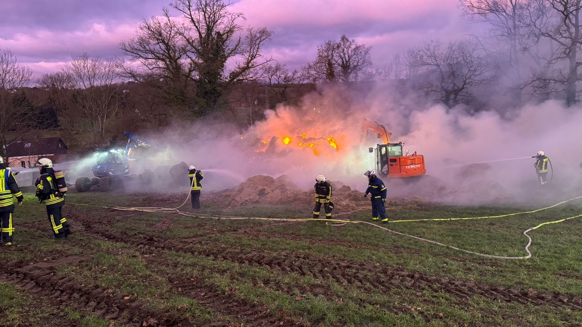 FW-EN: Über 100 Strohballen in Flammen - unruhiger Jahreswechsel für die Hattinger Feuerwehr - Foto: presseportal.de