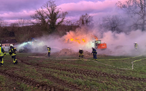 FW-EN: Über 100 Strohballen in Flammen - unruhiger Jahreswechsel für die Hattinger Feuerwehr - Foto: presseportal.de