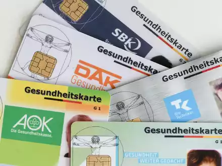 Für die allermeisten Versicherten steigen 2025 die Krankenkassenbeiträge. (Archivbild) - Foto: Jens Kalaene/dpa