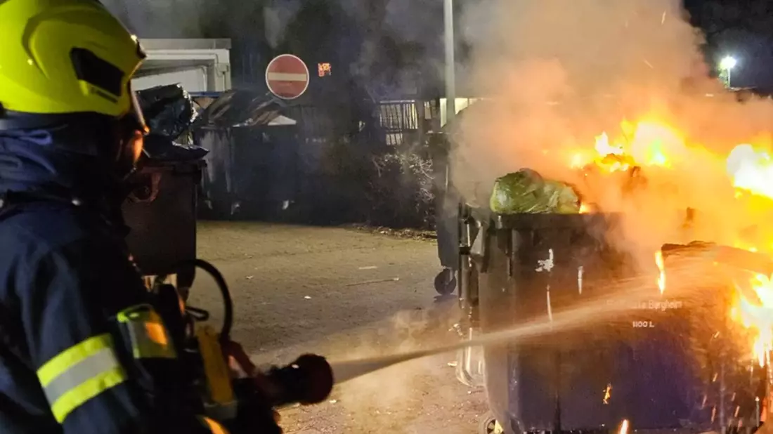 FW Bergheim: Silvesterbilanz der Feuerwehr Bergheim Drei Feuer an Gebäuden und mehrere Kleinbrände - Bild: presseportal.de