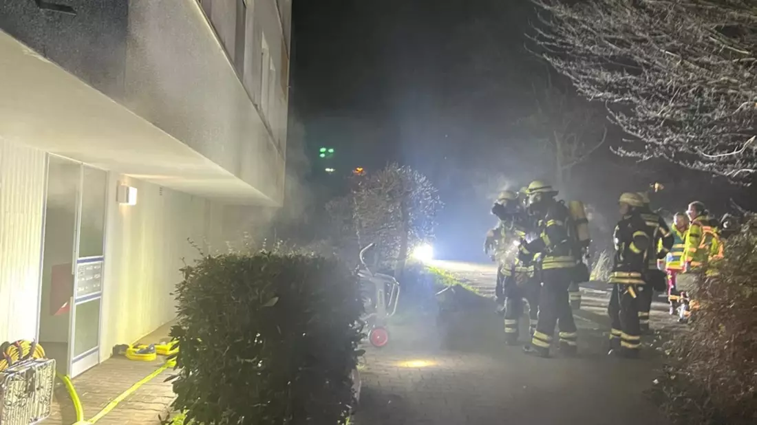 FW Pforzheim: Viele Einsätze in der Silvesternacht für die Feuerwehr Pforzheim - Steinwurf auf ein Einsatzfahrzeug - Bild: presseportal.de