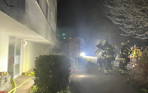 FW Pforzheim: Viele Einsätze in der Silvesternacht für die Feuerwehr Pforzheim - Steinwurf auf ein Einsatzfahrzeug - Foto: presseportal.de