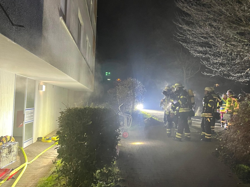 FW Pforzheim: Viele Einsätze in der Silvesternacht für die Feuerwehr Pforzheim - Steinwurf auf ein Einsatzfahrzeug - Foto: presseportal.de