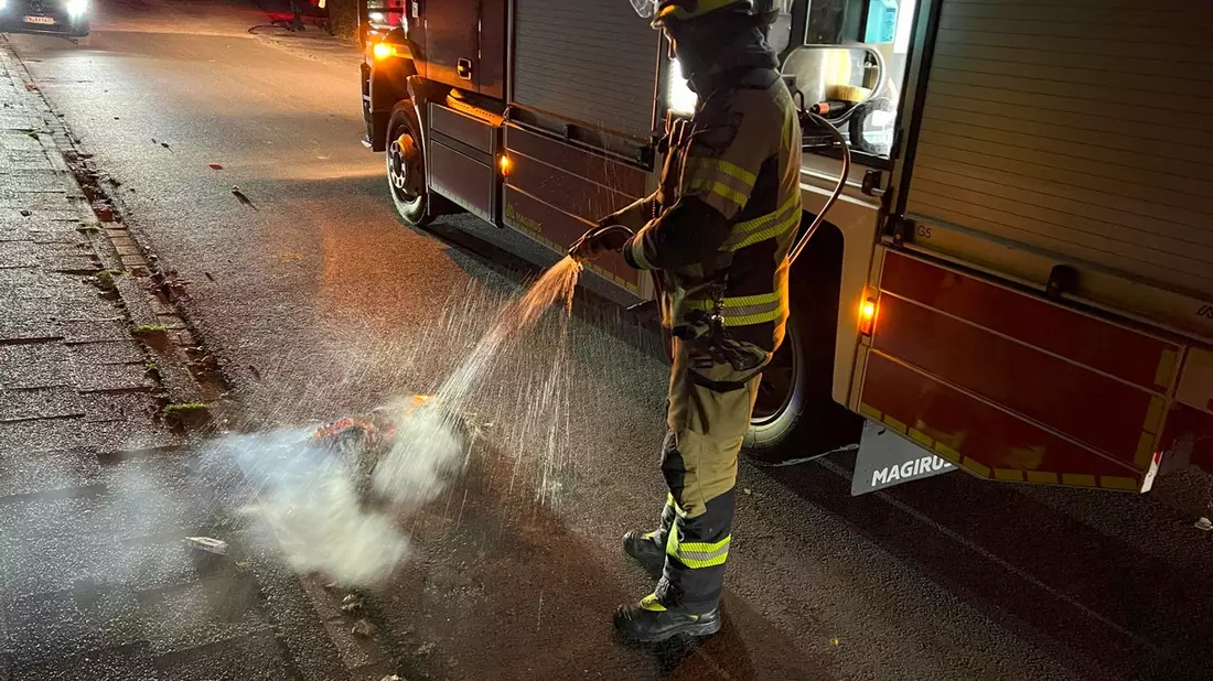 FW-EN: Unruhige Silvesternacht für die Feuerwehr - Balkonbrand im Eicklohweg und drei Altpapiercontainerbrände - Insgesamt 11 Einsätze - Bild: presseportal.de