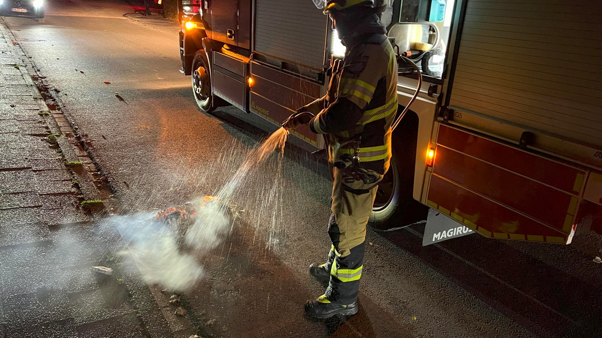 FW-EN: Unruhige Silvesternacht für die Feuerwehr - Balkonbrand im Eicklohweg und drei Altpapiercontainerbrände - Insgesamt 11 Einsätze - Foto: presseportal.de
