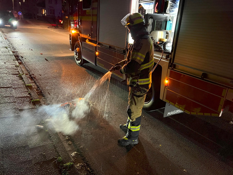 FW-EN: Unruhige Silvesternacht für die Feuerwehr - Balkonbrand im Eicklohweg und drei Altpapiercontainerbrände - Insgesamt 11 Einsätze - Foto: presseportal.de