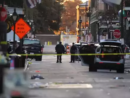 Großeinsatz in New Orleans' Ausgehviertel, dem French Quarter: Ein Auto ist in eine Menschenmenge gefahren. - Foto: Gerald Herbert/AP/dpa