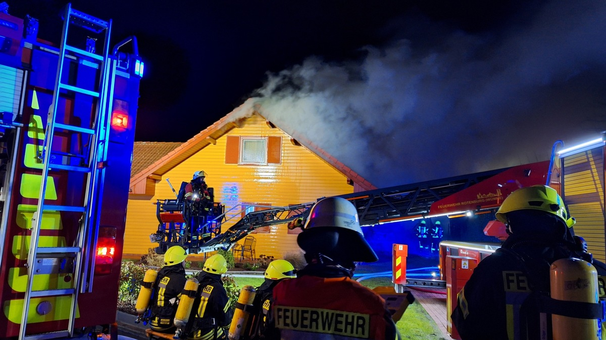 FW-ROW: Wohnhaus fängt am Neujahrsmorgen Feuer - Foto: presseportal.de