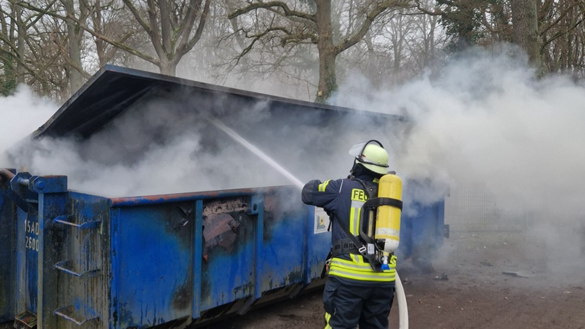 FW Celle: Aufwendige Löscharbeiten bei Containerbrand - Foto: presseportal.de