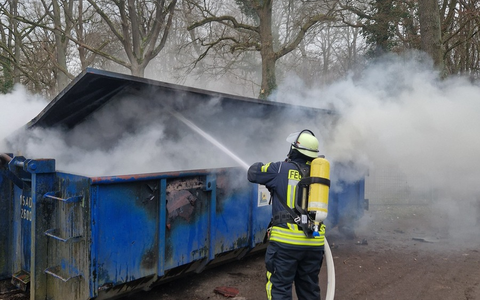 FW Celle: Aufwendige Löscharbeiten bei Containerbrand - Foto: presseportal.de