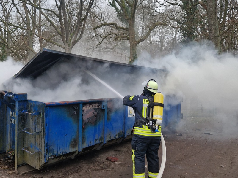 FW Celle: Aufwendige Löscharbeiten bei Containerbrand - Foto: presseportal.de