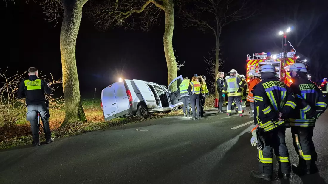 FFW Schiffdorf: Schwerer Verkehrsunfall auf der Kreisstraße 61 - 39-jähriger Fahrer verstirbt noch an der Unfallstelle - Bild: presseportal.de