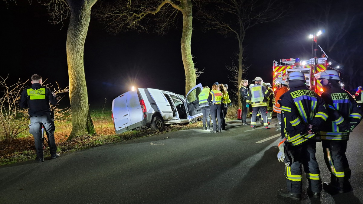 FFW Schiffdorf: Schwerer Verkehrsunfall auf der Kreisstraße 61 - 39-jähriger Fahrer verstirbt noch an der Unfallstelle - Foto: presseportal.de