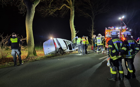 FFW Schiffdorf: Schwerer Verkehrsunfall auf der Kreisstraße 61 - 39-jähriger Fahrer verstirbt noch an der Unfallstelle - Foto: presseportal.de