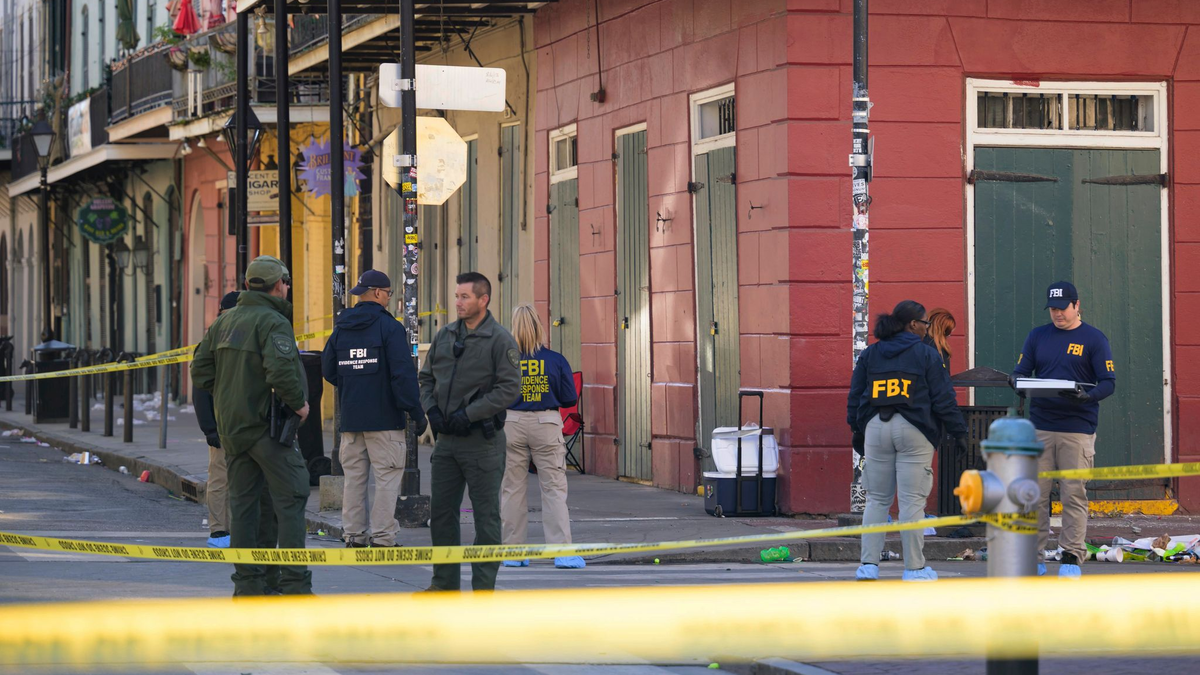 Ein Auto ist in New Orleans in eine Menschenmenge gerast - zehn Menschen starben. - Foto: Matthew Hinton/AP/dpa