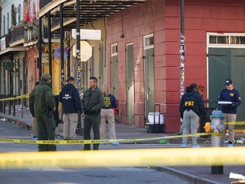 Ein Auto ist in New Orleans in eine Menschenmenge gerast - zehn Menschen starben. - Foto: Matthew Hinton/AP/dpa
