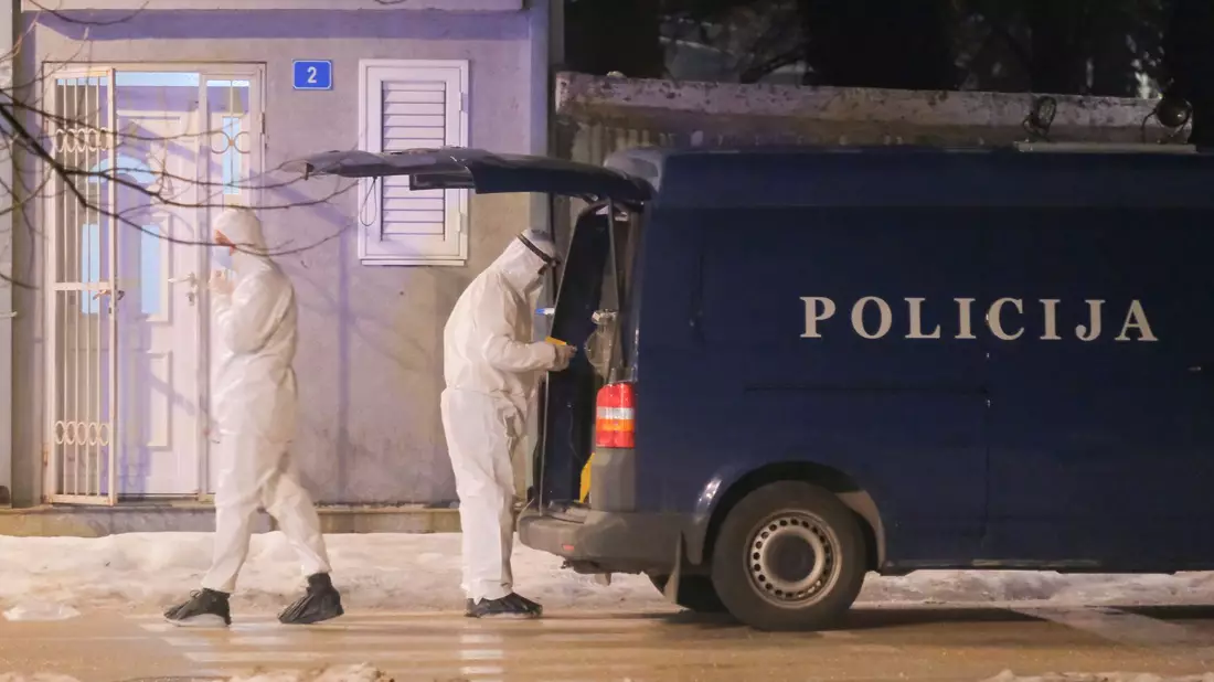 Polizisten sind am Tatort im Einsatz.  - Bild: Risto Bozovic/AP/dpa