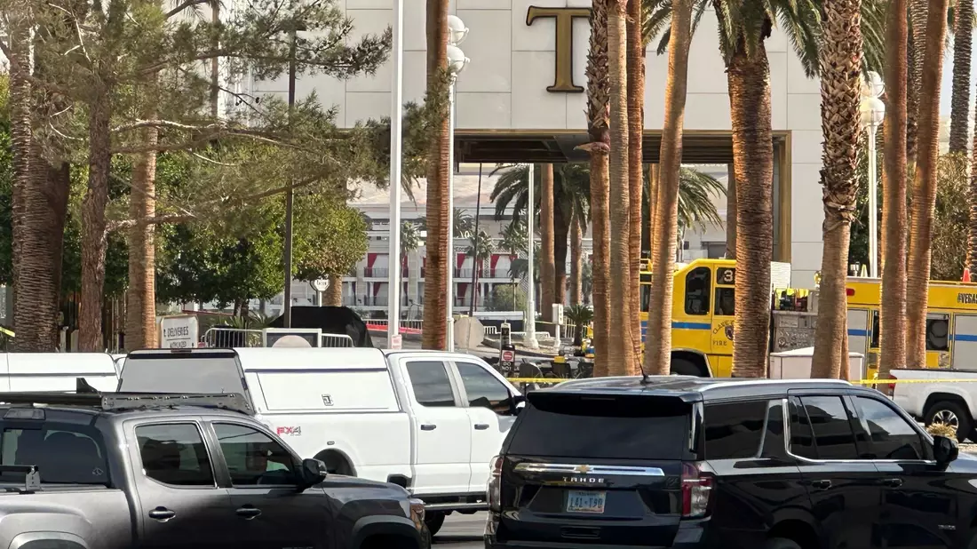 Vor dem Trump International Hotel in Las Vegas. - Bild: Ty ONeil/AP/dpa
